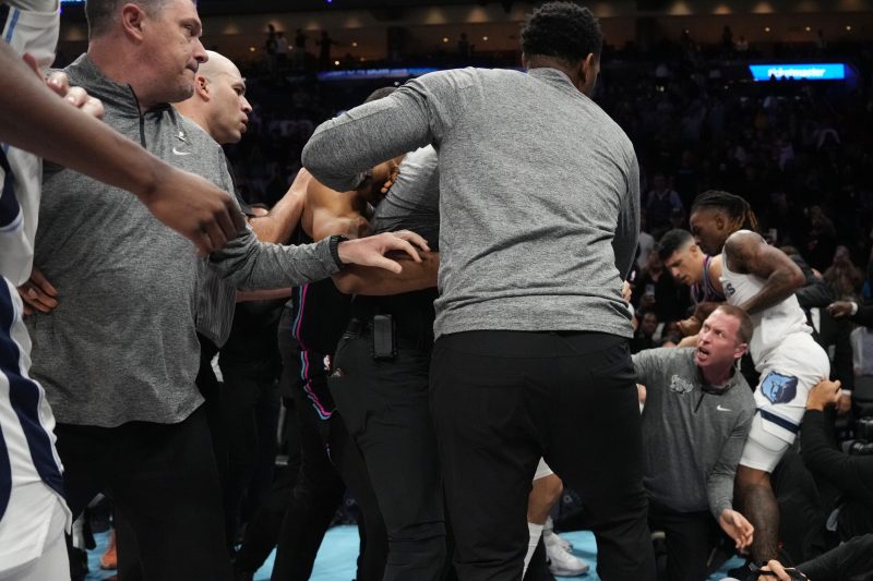 Fight breaks out late in Heat win over Grizzlies. See reactions
